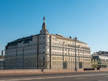 Moskvoretsky Köprüsü 'nden görüntü. Mavi gökyüzüne karşı başkentin güzel mimarisi.
