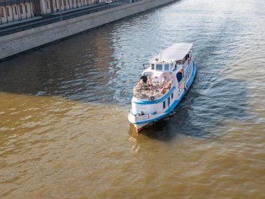 Moskova, Rusya - 5 Ekim 2021 Moskova nehri boyunca giden geminin görüntüsü. Güneşli bir günde nehir yürüyüşü.