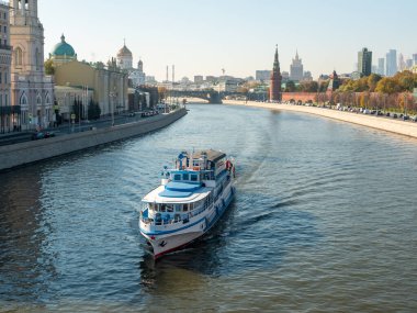 Moskova, Rusya - 5 Ekim 2021: Moskvoretsky Köprüsü 'nden Moskova Nehri' ne bir yelkenli gemisi ve Kremlin seti ile birlikte görüş.