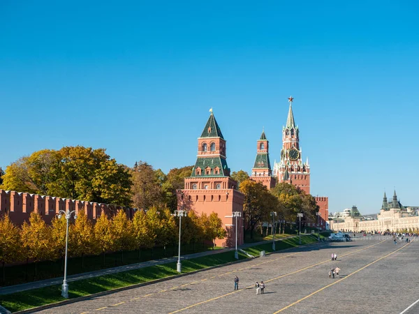 Вид Кремля Москворецкого Моста Голубое Небо Люди Ходят Красной Площади — стоковое фото