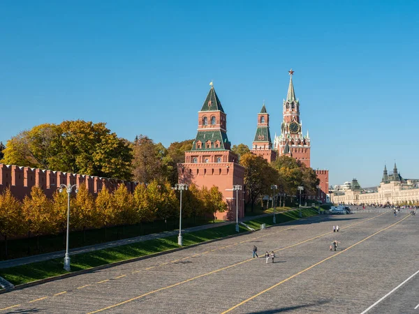 Vue Kremlin Depuis Pont Moskvoretsky Les Gens Marchent Sur Place — Photo