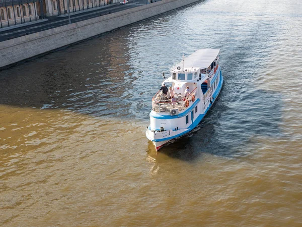 Moskova, Rusya - 5 Ekim 2021 Moskova nehri boyunca giden geminin görüntüsü. Güneşli bir günde nehir yürüyüşü.