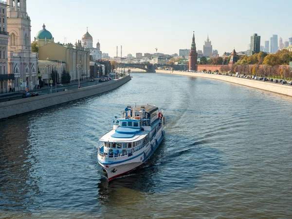 2021年10月5日 俄罗斯莫斯科 从莫斯克沃列茨基大桥到莫斯克河 有一艘帆船和克里姆林宫堤岸 — 图库照片