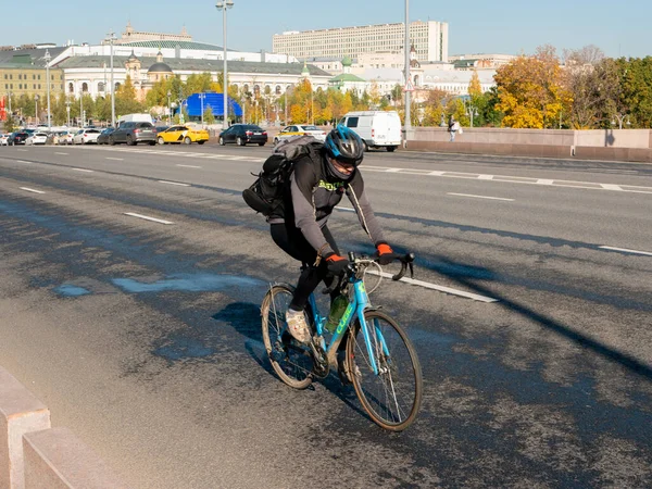 Moszkva Oroszország 2021 Október Kerékpáros Lovagol Moszkvai Hídon Főváros Építészetének — Stock Fotó