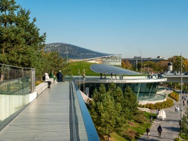 Moskova, Rusya - 5 Ekim 2021 Zaryadye Parkı. İnsanlar Zaryadye konser salonunun yakınındaki bir parkta dinleniyorlar..