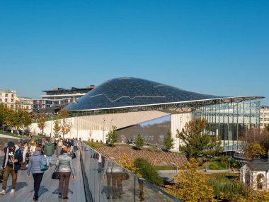 Moskova, Rusya - 5 Ekim 2021 Zaryadye Parkı. İnsanlar yüzen köprü boyunca Zaryadye konser salonunun arka planında cam bir kubbeyle yürüyorlar. Boşluğu kopyala.