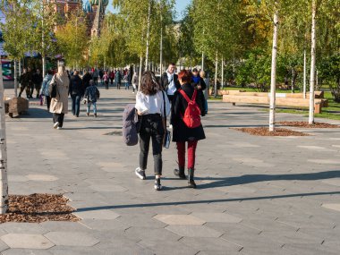 Moskova, Rusya - 5 Ekim 2021 Zaryadye Parkı. İnsanlar güneşli bir sonbahar gününde yürür..