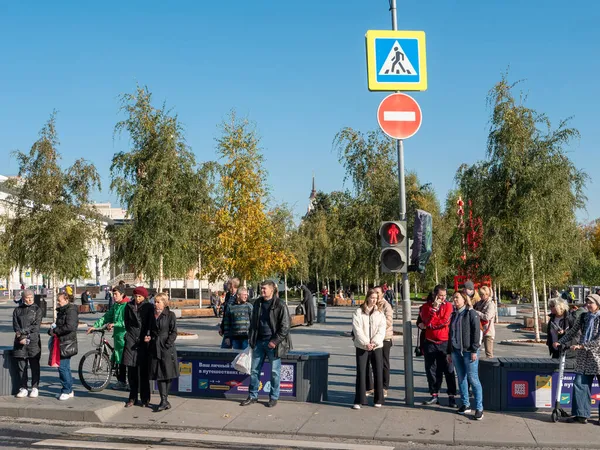 Moscow Russia October 2021 Zaryadye Park People Stand Pedestrian Crossing — Stock Photo, Image