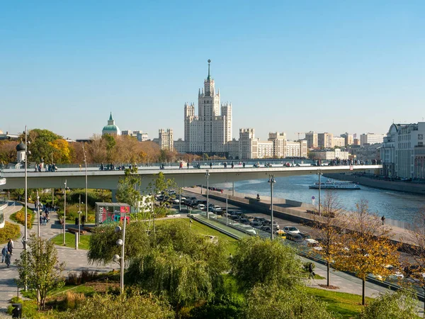 Moskau Russland Oktober 2021 Saryadye Park Schwimmende Brücke Mit Wandelnden — Stockfoto