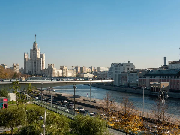 러시아 모스크바 2021 가을에 하늘을 사람들 — 스톡 사진