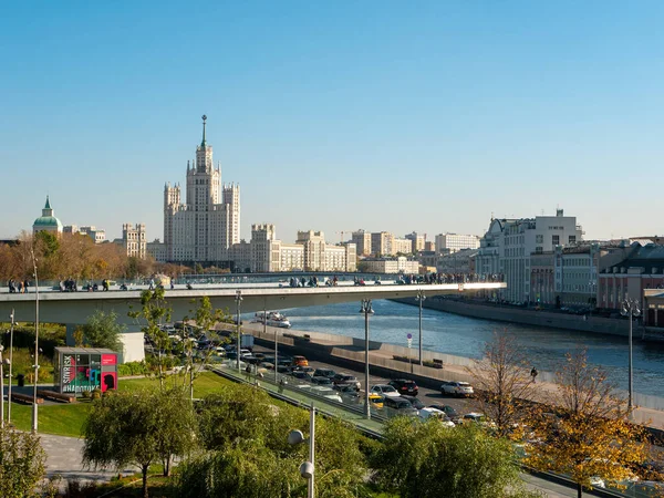 러시아 모스크바 2021 가을의 날푸른 하늘을 사람들이 — 스톡 사진