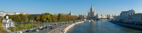 Zaryadye公园 秋天的一天 在蓝天的背景下 莫斯科河和科泰尼克斯卡亚河堤上的斯大林摩天大楼的全景 — 图库照片