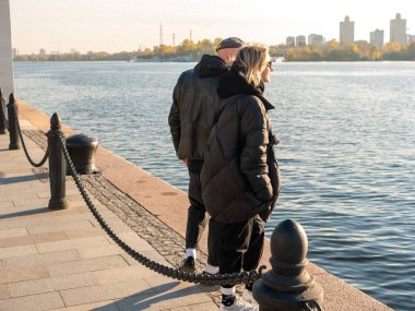 Moskova, Rusya - 5 Ekim 2021 Kuzey Nehri İstasyonu. İnsanlar setin üzerinde duruyor ve Moskova Nehri 'nin manzarasına hayran kalıyorlar..