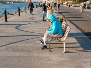 Moskova, Rusya - 5 Ekim 2021 Kuzey Nehri İstasyonu. İnsanlar güneşli bir sonbahar gününde sette yürürler ve dinlenirler..