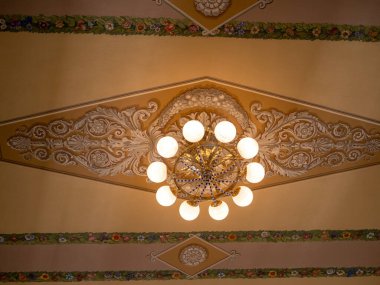 Northern River İstasyonu. Binanın tavanı çiçekler ve parlak süslemelerle boyanmıştır. Avize ortada asılı..