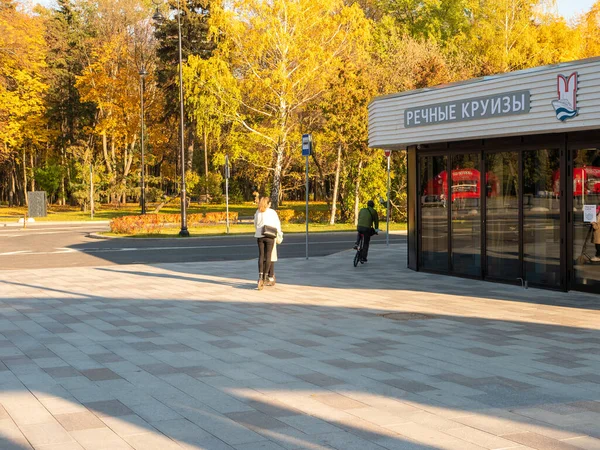 Stacja Northern River Ludzie Jeżdżą Skuterach Elektrycznych Rowerach Słoneczny Jesienny — Zdjęcie stockowe