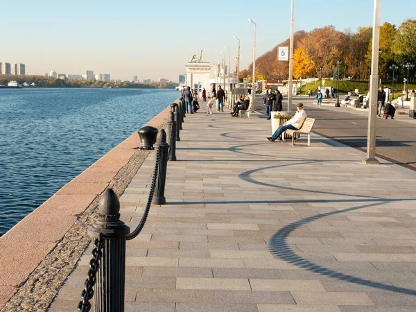 2021年10月5日 俄罗斯莫斯科 北河车站 秋天里阳光明媚的河堤与莫斯科河景色 — 图库照片