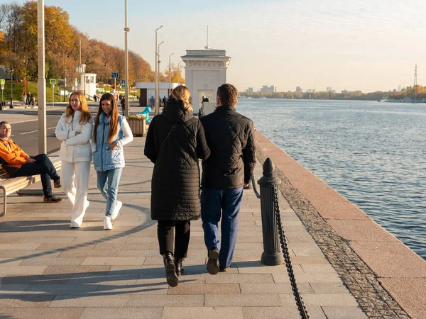 Moskva Ryssland Oktober 2021 Norra Flodstationen Folk Går Längs Vallen — Stockfoto