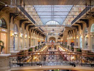 Moskova, Rusya - 5 Ekim 2021: GUM ana mağaza. Üst katlar karşı taraftaki köprülerle birbirine bağlı..