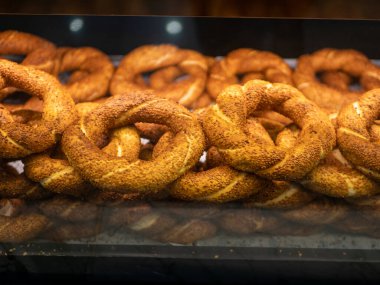 Simit - susamlı Türk simitleri camın arkasındaki dükkanın vitrininde..