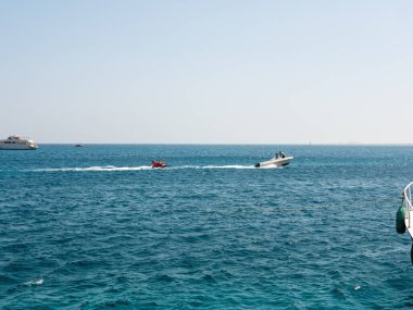 Hurghada, Mısır - 22 Eylül 2021: İnsanlar gök mavisi kızıl denizde bir su çekimine biniyorlar.