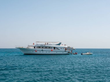 Hurghada, Mısır - 22 Eylül 2021: Büyük yat demirli, böylece insanlar gök mavisi kızıl denizde su çekimleri yapabiliyorlar..