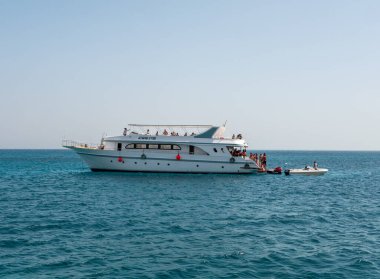 Hurghada, Mısır - 22 Eylül 2021: İnsanlar gök mavisi kızıl denizde seyahat etmek için su üzerinde otururlar.