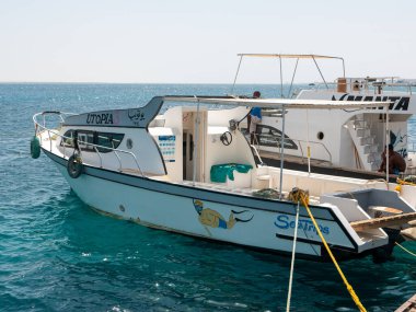 Hurghada, Mısır - 22 Eylül 2021: Limanın yanında turistleri bekleyen motorlu tekneler var..