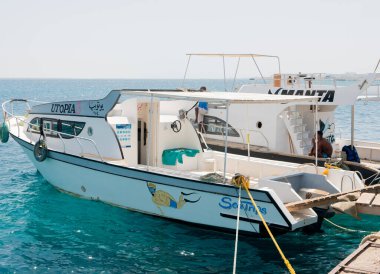 Hurghada, Mısır - 22 Eylül 2021: Motorlu tekneler, turistlerin gök mavisi kızıl denizde deniz turu yapmalarını bekliyor. Yolculuk için botları hazırlayın..