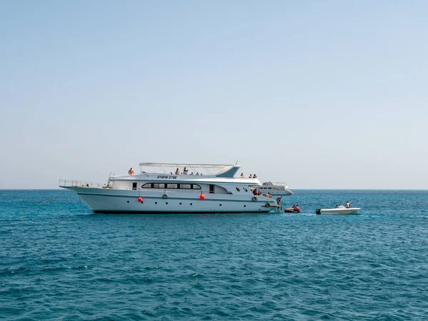 후르가다 이집트 2021 사람들이 바다에서 명소를 수있도록 요트를 정박시키다 — 스톡 사진