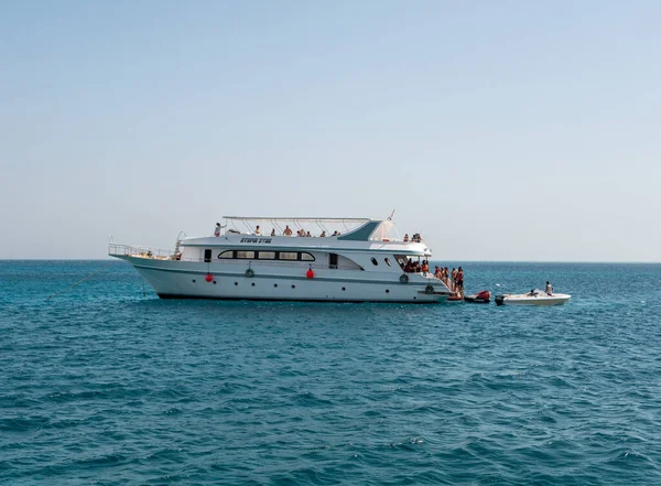 Hurghada Egypte September 2021 Mensen Zitten Een Waterattractie Rijden Azuurrode — Stockfoto