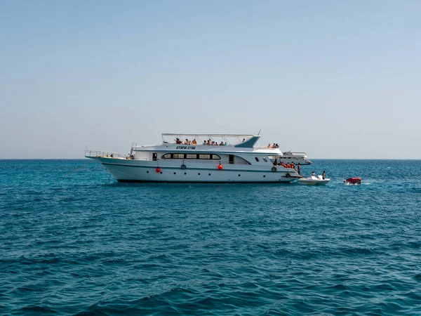 2021年9月22日 埃及胡尔加达 人们在一艘大游艇上放松下来 在蔚蓝的红海上乘着水车游览 — 图库照片