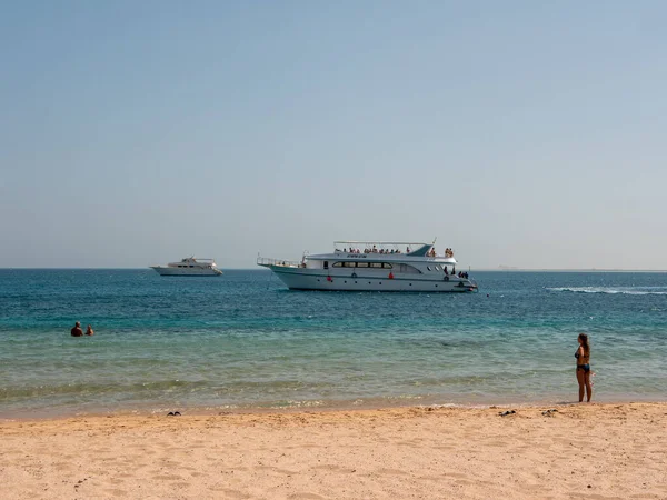 Hurghada Egypt September 2021 Woman Stands Seashore Snorkel Mask People — Stock Photo, Image