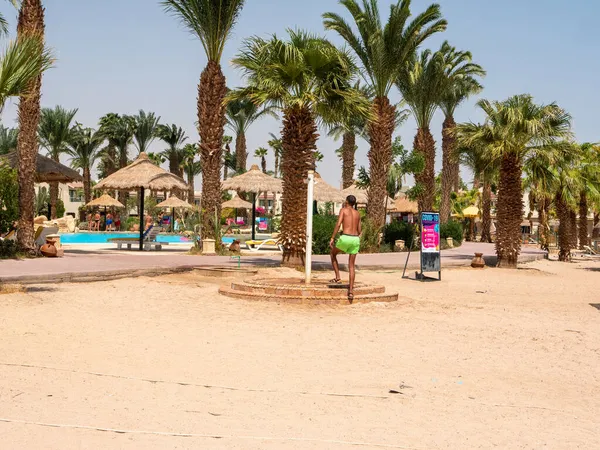 Hurghada Egypte September 2021 Mens Komt Naar Douche Het Strand — Stockfoto
