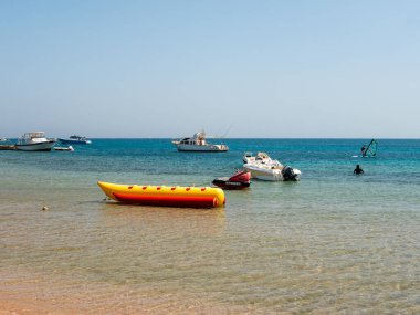 Hurghada, Mısır - 22 Eylül 2021: Su çekimleri ve motorlu tekneler Kızıl Deniz kıyıları yakınında durmaktadır. Boşluğu kopyala.