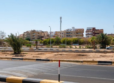 Safaga, Mısır - 27 Eylül 2021: Ana yol ve Mısır halkının evleri.