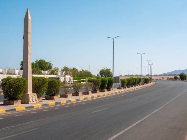 Safaga, Mısır - 27 Eylül 2021: Mesafeye giden ana yolun görüntüsü. Yol boyunca fenerler ve yeşil çalılar kuruldu..