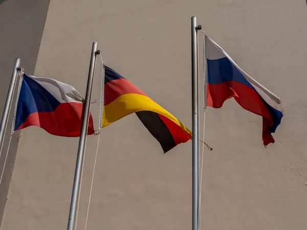 Яскраві Прапори Різних Держав Задньому Плані Будівлі Прапор Чеської Республіки — стокове фото