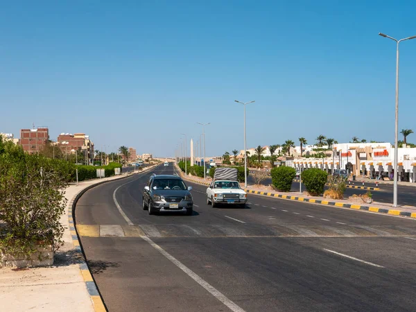 サファガ エジプト 2021年9月27日 青い空を背景に 主要道路が遠くまで伸びているのが見えます 道路上の障害物の前で車が遅くなります スペースのコピー — ストック写真