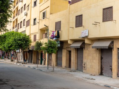Kahire, Mısır - 30 Eylül 2021: Kahire caddesi, yerlilerin yaşadığı yerler. Sarı evin onu güneşten korumak için ahşap panjurları var..