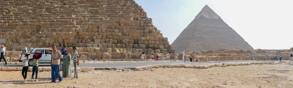 이집트 카이로 2021 고원에 기념물들의 건물인 기자의 피라미드의 파노라마 사람들은 — 스톡 사진