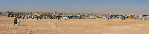 埃及开罗 2021年9月30日 开罗全景 乘公共汽车来参观吉萨金字塔的游客 — 图库照片