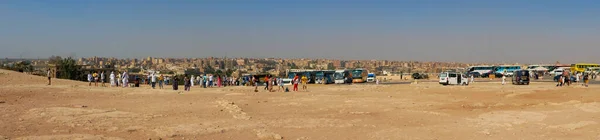 2021年9月30日 埃及开罗 在蓝天背景下的开罗全景 乘公共汽车来参观吉萨金字塔的游客 — 图库照片