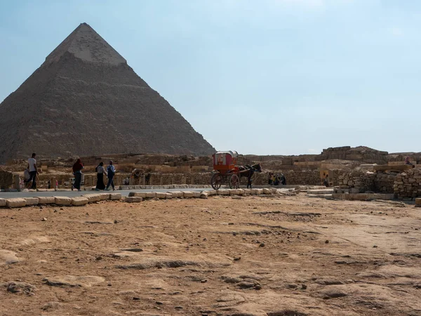 이집트의 카이로 2021 고원에 기념물들의 집합체인 기자의 피라미드 관광객들 이길을따라 — 스톡 사진