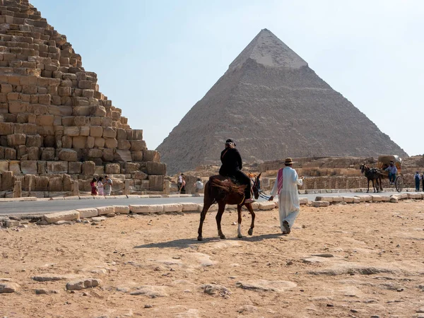 이집트의 카이로 2021 고원에 기념물들의 집합체인 기자의 피라미드 이집트인들은 피라미드 — 스톡 사진