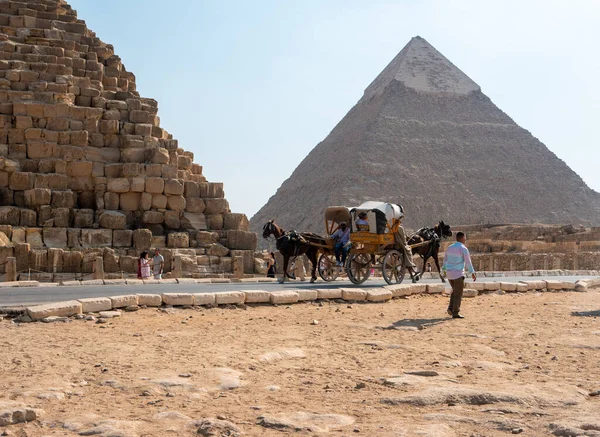 이집트의 카이로 2021 고원에 기념물들의 집합체인 기자의 피라미드 이집트인들은 피라미드 — 스톡 사진