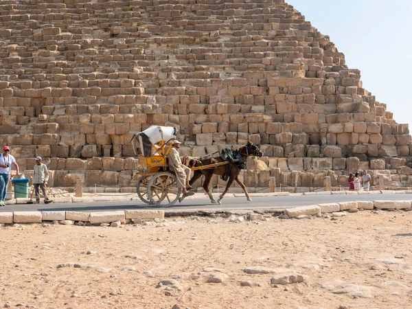 이집트 카이로 2021 이집트의 피라미드중 피라미드 관광객들은 마차를 피라미드 근처에서 — 스톡 사진