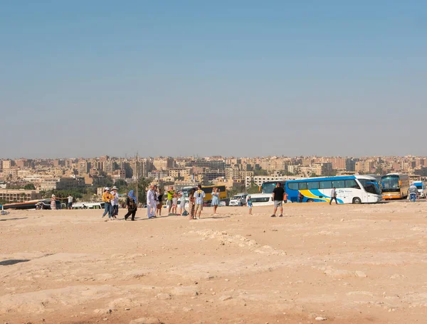 Giza Cairo Egypt September 2021 View City Cairo 游客们乘公共汽车到达参观吉萨金字塔 复制空间 — 图库照片