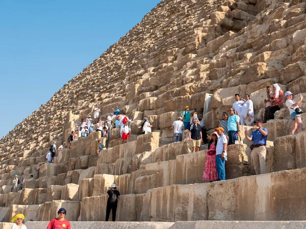 カイロ エジプト 2021年9月30日 エジプト最大のピラミッドであるチーズのピラミッド 人々は石のブロックを登り 青空を背景に写真を撮ります — ストック写真
