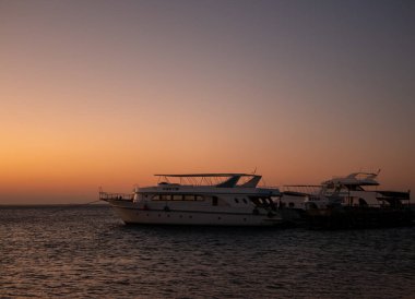 Hurghada, Mısır - 3 Ekim 2021: Mısır 'da Kızıldeniz' de güzel bir gün doğumu. Yatlar rıhtımda..